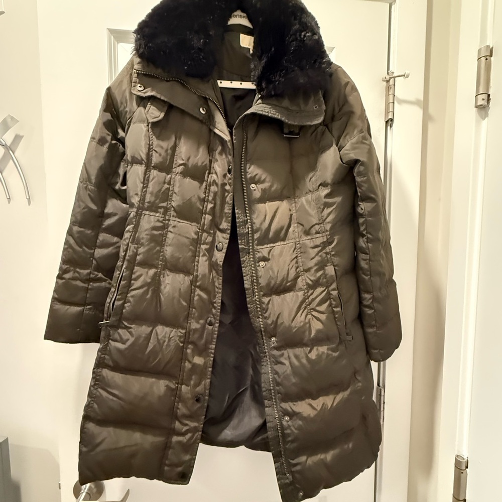 MICHAEL Michael Kors Green Puffer Jacket with Black Fur Collar